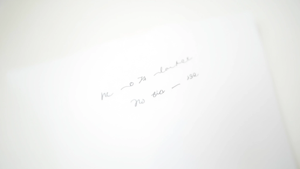 Tracker cartaceo con serie di giorni completati interrotta da spazi vuoti, poi ripresa di nuovo, su sfondo bianco